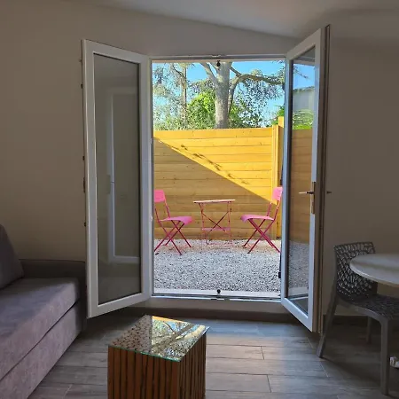 2 A 3 Personnes Climatise Avec Patio